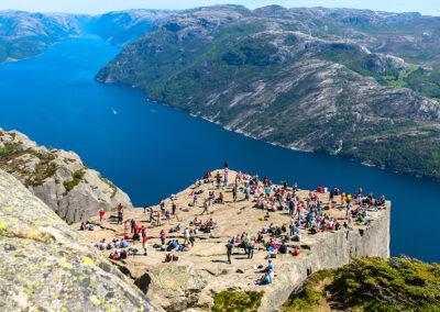 Kreuzfahrt Norwegen mit Hurtigruten Rest on the Preikestolen