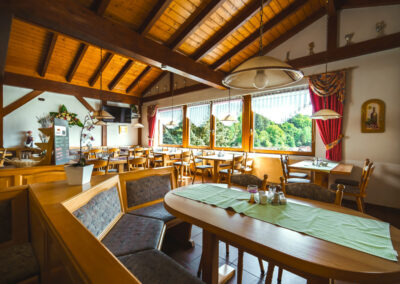 Hotel Spessartruh in Frammersbach nictours Busreise 2026 Gaststube