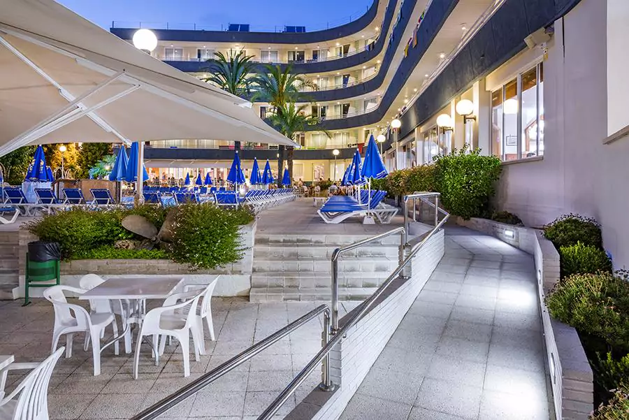 hotel-aquarium Terrasse am Abend