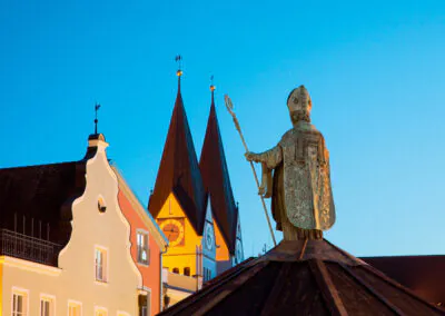 Bischofsstatue am Willibaldsbrunnen (Marktplatz) mit Kirchtürmen