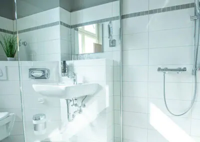 Silvester Güstrow nictours Busreise Bad Hotelzimmer