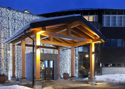 Ihr Hotel: Das familienfreundliche Resort „Holiday Club Tropiikki“ liegt zwischen Kuusamo und Ruka im Norden Finnlands, direkt am Petäjä-See. Die weitläufige Anlage umfasst ein Haupthaus, mehrere Nebengebäude mit Apartments und Ferienhäuser. Im Haupthaus befindet sich das Hotelrestaurant, wo gebuchte Mahlzeiten eingenommen werden und ein rustikaler Pub, der lokale Speisen und Burger serviert. Die Hotelgäste haben täglichen Zugang zum Schwimmbad mit Sauna und Fitnessbereich. Die renovierten und modern eingerichteten Doppelzimmer befinden sich im Haupthaus und verfügen über Bad oder Du/WC, TV und Haartrockner sowie gratis WLAN. Die Apartments sind großzügig geschnitten, bieten 2 Schlafzimmer, einen Wohnbereich mit Kamin, eine Küche und eine private Sauna zur Entspannung. Informationen zu den Inklusivausflügen: Schnuppersauna am See – Die traditionsreiche Saunakultur in Finnland ist ein wichtiger Bestandteil der finnischen Kultur und aus dem Leben der Finnen nicht wegzudenken. Wer mag lässt den Tag mit einem Saunabesuch und anschließendem Eisbad im See ausklingen. Schneeschuhwanderung ab/an Hotel – Auf einer Schneeschuhwanderung durch winterliche Landschaften erleben Sie die Schönheiten des Winterwunderlandes hautnah. Ausgerüstet mit Leihschuhen und einer kleinen Einweisung geht es über zugefrorene Seen und Wege. Hinweise: ca. 1 Std. / teilweise englischsprachiger Guide, Einführung mit deutscher Übersetzung Besuch einer Rentierfarm Beim Besuch der Rentierfarm, die seit 6 Generationen von der Familie von Satu geführt wird, lernen Sie viel über das Leben der Tiere. Besonders reizvoll ist der Besuch im „Rentier-Kindergarten“, wenn die kleinen Vierbeiner ganz ohne Scheu mit Ihnen auf Tuchfühlung gehen. Eine kurze Fahrt mit dem Rentierschlitten rundet Ihren Ausflug wunderbar ab. Hinweise: 2 Teilnehmer pro Rentierschlitten als Selbstfahrer / auch für Anfänger geeignet / sehr warme Handschuhe und Kleidung zwingend erforderlich Hundeschlittenfahrt 5 km Der wohl emotionalste Weg die Weite und Schönheit des verschneiten Skandinaviens zu entdecken, ist ein Ausflug mit einem Hundeschlittengespann. Nach einer Sicherheitseinweisung und dem Kennenlernen des Gespanns geht es je nach Schneesituation mit bis zu 6 Hunden los. Begleitet von einem erfahrenen Guide finden die Hunde schnell ihr Tempo und lassen das Gespann durch die tief verschneite Landschaft gleiten. Die 5 km Tour vermittelt Einsteigern ein gutes Gefühl und kurzweiliges Erlebnis auf zugefrorenen Seen. Ein Stopp bietet Zeit für Fotos oder Fahrerwechsel. Am Ende der Tour bleibt Zeit, um am Feuer das Erlebte Revue passieren zu lassen. Hinweise: inkl. Transfers ca. 2,5 Std. / englischsprachiger Guide / 2 Teilnehmer pro Hundeschlitten als Selbstfahrer / körperliche Fitness und Durchhaltevermögen zwingend erforderlich / sehr warme Handschuhe und Kleidung zwingend erforderlich Hotel