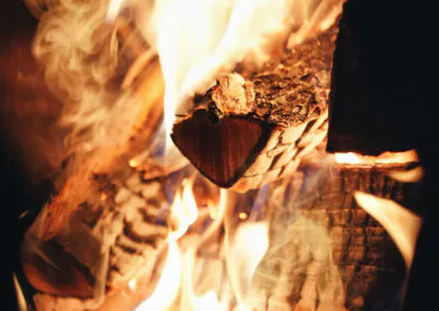 Ihr Hotel: Das familienfreundliche Resort „Holiday Club Tropiikki“ liegt zwischen Kuusamo und Ruka im Norden Finnlands, direkt am Petäjä-See. Die weitläufige Anlage umfasst ein Haupthaus, mehrere Nebengebäude mit Apartments und Ferienhäuser. Im Haupthaus befindet sich das Hotelrestaurant, wo gebuchte Mahlzeiten eingenommen werden und ein rustikaler Pub, der lokale Speisen und Burger serviert. Die Hotelgäste haben täglichen Zugang zum Schwimmbad mit Sauna und Fitnessbereich. Die renovierten und modern eingerichteten Doppelzimmer befinden sich im Haupthaus und verfügen über Bad oder Du/WC, TV und Haartrockner sowie gratis WLAN. Die Apartments sind großzügig geschnitten, bieten 2 Schlafzimmer, einen Wohnbereich mit Kamin, eine Küche und eine private Sauna zur Entspannung. Informationen zu den Inklusivausflügen: Schnuppersauna am See – Die traditionsreiche Saunakultur in Finnland ist ein wichtiger Bestandteil der finnischen Kultur und aus dem Leben der Finnen nicht wegzudenken. Wer mag lässt den Tag mit einem Saunabesuch und anschließendem Eisbad im See ausklingen. Schneeschuhwanderung ab/an Hotel – Auf einer Schneeschuhwanderung durch winterliche Landschaften erleben Sie die Schönheiten des Winterwunderlandes hautnah. Ausgerüstet mit Leihschuhen und einer kleinen Einweisung geht es über zugefrorene Seen und Wege. Hinweise: ca. 1 Std. / teilweise englischsprachiger Guide, Einführung mit deutscher Übersetzung Besuch einer Rentierfarm Beim Besuch der Rentierfarm, die seit 6 Generationen von der Familie von Satu geführt wird, lernen Sie viel über das Leben der Tiere. Besonders reizvoll ist der Besuch im „Rentier-Kindergarten“, wenn die kleinen Vierbeiner ganz ohne Scheu mit Ihnen auf Tuchfühlung gehen. Eine kurze Fahrt mit dem Rentierschlitten rundet Ihren Ausflug wunderbar ab. Hinweise: 2 Teilnehmer pro Rentierschlitten als Selbstfahrer / auch für Anfänger geeignet / sehr warme Handschuhe und Kleidung zwingend erforderlich Hundeschlittenfahrt 5 km Der wohl emotionalste Weg die Weite und Schönheit des verschneiten Skandinaviens zu entdecken, ist ein Ausflug mit einem Hundeschlittengespann. Nach einer Sicherheitseinweisung und dem Kennenlernen des Gespanns geht es je nach Schneesituation mit bis zu 6 Hunden los. Begleitet von einem erfahrenen Guide finden die Hunde schnell ihr Tempo und lassen das Gespann durch die tief verschneite Landschaft gleiten. Die 5 km Tour vermittelt Einsteigern ein gutes Gefühl und kurzweiliges Erlebnis auf zugefrorenen Seen. Ein Stopp bietet Zeit für Fotos oder Fahrerwechsel. Am Ende der Tour bleibt Zeit, um am Feuer das Erlebte Revue passieren zu lassen. Hinweise: inkl. Transfers ca. 2,5 Std. / englischsprachiger Guide / 2 Teilnehmer pro Hundeschlitten als Selbstfahrer / körperliche Fitness und Durchhaltevermögen zwingend erforderlich / sehr warme Handschuhe und Kleidung zwingend erforderlich