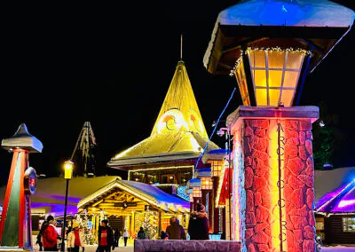 Ihr Hotel: Das familienfreundliche Resort „Holiday Club Tropiikki“ liegt zwischen Kuusamo und Ruka im Norden Finnlands, direkt am Petäjä-See. Die weitläufige Anlage umfasst ein Haupthaus, mehrere Nebengebäude mit Apartments und Ferienhäuser. Im Haupthaus befindet sich das Hotelrestaurant, wo gebuchte Mahlzeiten eingenommen werden und ein rustikaler Pub, der lokale Speisen und Burger serviert. Die Hotelgäste haben täglichen Zugang zum Schwimmbad mit Sauna und Fitnessbereich. Die renovierten und modern eingerichteten Doppelzimmer befinden sich im Haupthaus und verfügen über Bad oder Du/WC, TV und Haartrockner sowie gratis WLAN. Die Apartments sind großzügig geschnitten, bieten 2 Schlafzimmer, einen Wohnbereich mit Kamin, eine Küche und eine private Sauna zur Entspannung. Informationen zu den Inklusivausflügen: Schnuppersauna am See – Die traditionsreiche Saunakultur in Finnland ist ein wichtiger Bestandteil der finnischen Kultur und aus dem Leben der Finnen nicht wegzudenken. Wer mag lässt den Tag mit einem Saunabesuch und anschließendem Eisbad im See ausklingen. Schneeschuhwanderung ab/an Hotel – Auf einer Schneeschuhwanderung durch winterliche Landschaften erleben Sie die Schönheiten des Winterwunderlandes hautnah. Ausgerüstet mit Leihschuhen und einer kleinen Einweisung geht es über zugefrorene Seen und Wege. Hinweise: ca. 1 Std. / teilweise englischsprachiger Guide, Einführung mit deutscher Übersetzung Besuch einer Rentierfarm Beim Besuch der Rentierfarm, die seit 6 Generationen von der Familie von Satu geführt wird, lernen Sie viel über das Leben der Tiere. Besonders reizvoll ist der Besuch im „Rentier-Kindergarten“, wenn die kleinen Vierbeiner ganz ohne Scheu mit Ihnen auf Tuchfühlung gehen. Eine kurze Fahrt mit dem Rentierschlitten rundet Ihren Ausflug wunderbar ab. Hinweise: 2 Teilnehmer pro Rentierschlitten als Selbstfahrer / auch für Anfänger geeignet / sehr warme Handschuhe und Kleidung zwingend erforderlich Hundeschlittenfahrt 5 km Der wohl emotionalste Weg die Weite und Schönheit des verschneiten Skandinaviens zu entdecken, ist ein Ausflug mit einem Hundeschlittengespann. Nach einer Sicherheitseinweisung und dem Kennenlernen des Gespanns geht es je nach Schneesituation mit bis zu 6 Hunden los. Begleitet von einem erfahrenen Guide finden die Hunde schnell ihr Tempo und lassen das Gespann durch die tief verschneite Landschaft gleiten. Die 5 km Tour vermittelt Einsteigern ein gutes Gefühl und kurzweiliges Erlebnis auf zugefrorenen Seen. Ein Stopp bietet Zeit für Fotos oder Fahrerwechsel. Am Ende der Tour bleibt Zeit, um am Feuer das Erlebte Revue passieren zu lassen. Hinweise: inkl. Transfers ca. 2,5 Std. / englischsprachiger Guide / 2 Teilnehmer pro Hundeschlitten als Selbstfahrer / körperliche Fitness und Durchhaltevermögen zwingend erforderlich / sehr warme Handschuhe und Kleidung zwingend erforderlich